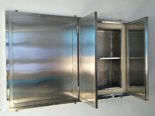 國外照X光片普遍穿射線防護(hù)服，國內(nèi)普遍“裸檢”